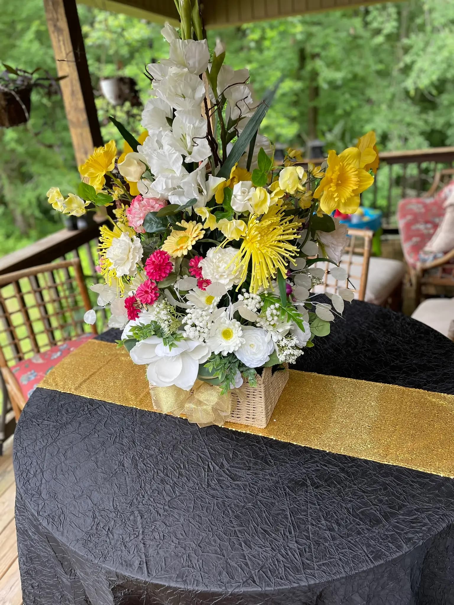 Elegant table setting with gold sequin runner